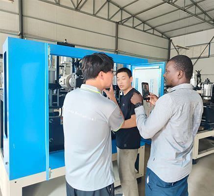 Французский клиент посещает Наш завод для осмотра машины для выдувного формования бутылок с маслом Наш завод по производству выдувных формовочных машин для бутылок с маслом