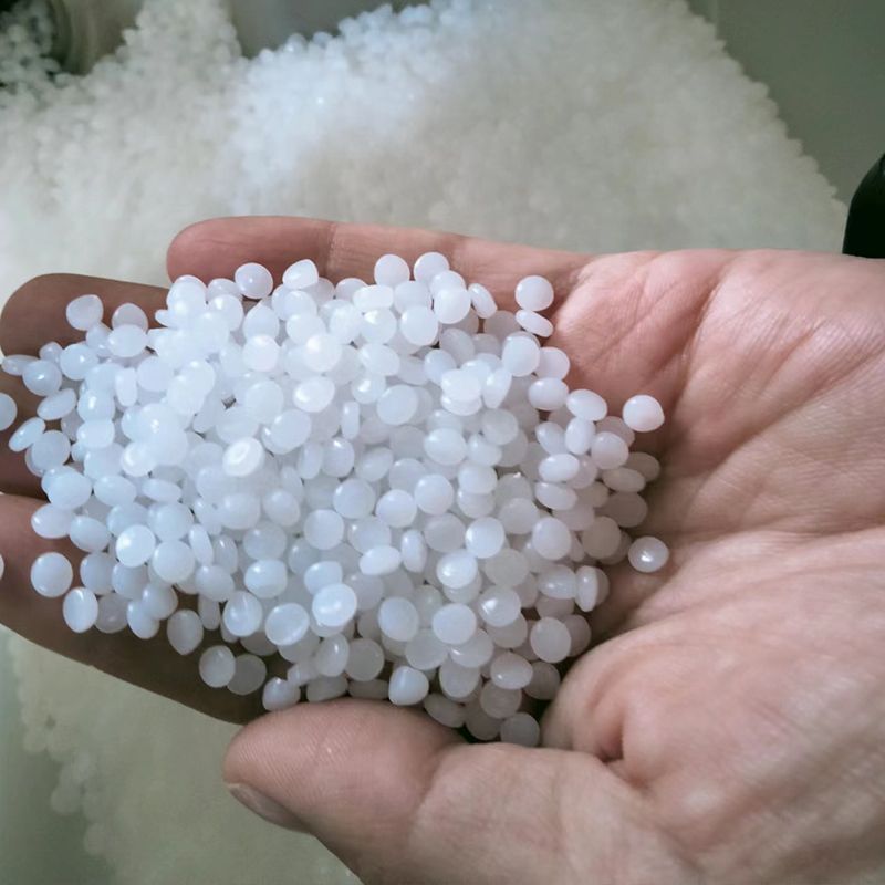 Различия между машинами для выдувания заготовок и машинами для выдувания пресс-форм заключаются в сырье и процессах машинного производства.