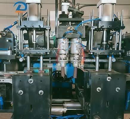 История клиента: Как мы помогли производителю пластиковых бутылок решить проблемы с двухголовочной машиной для выдувного формования бутылок из ПНД