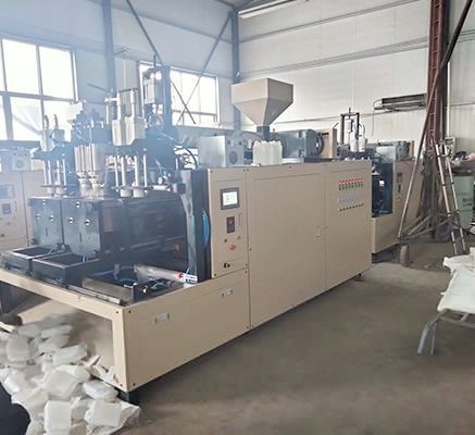 Нигерийский клиент посещает наш завод по производству выдувных формовочных машин для проверки Проверка